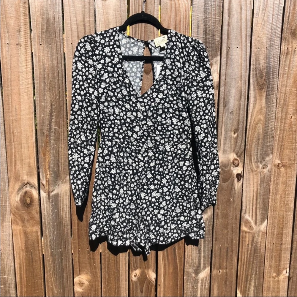 ✨6 for $15✨ La hearts black white floral romper